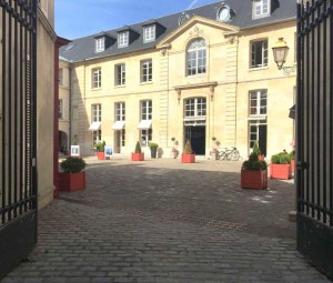 Vente d'une surface de 348 m² et 8 places de parkings à Versailles
